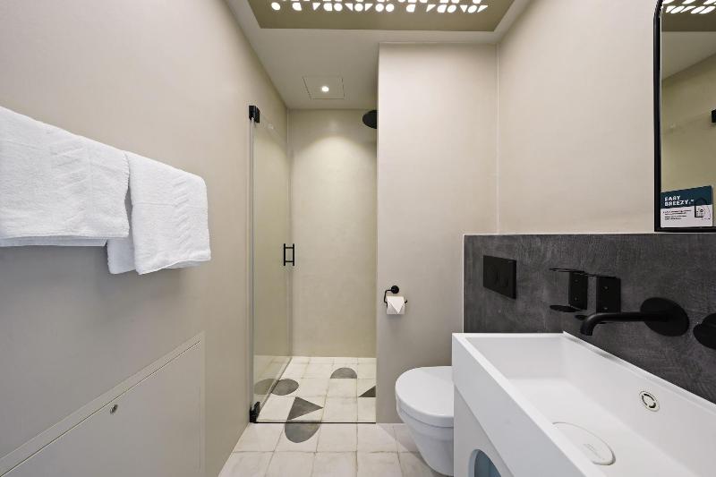 numa l Maximilian Rooms image