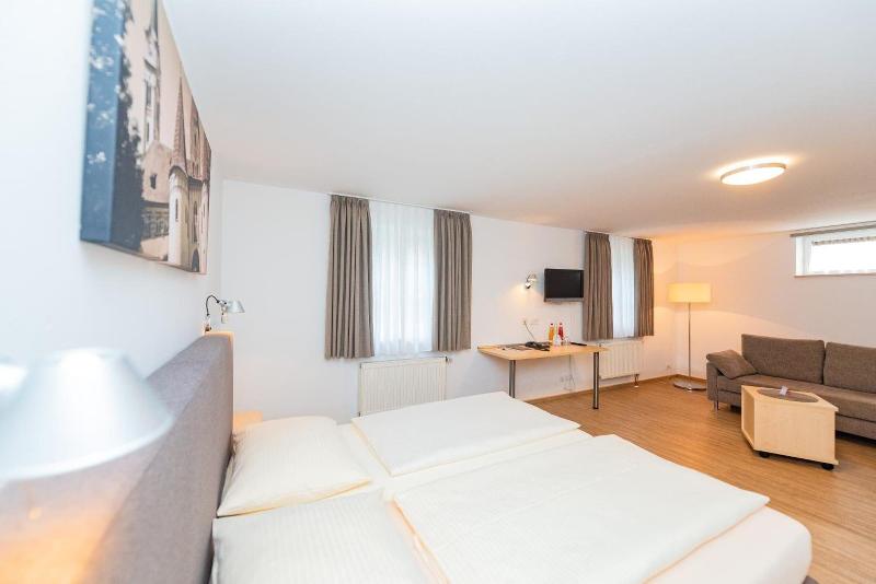 Hotel Zum Lowen image