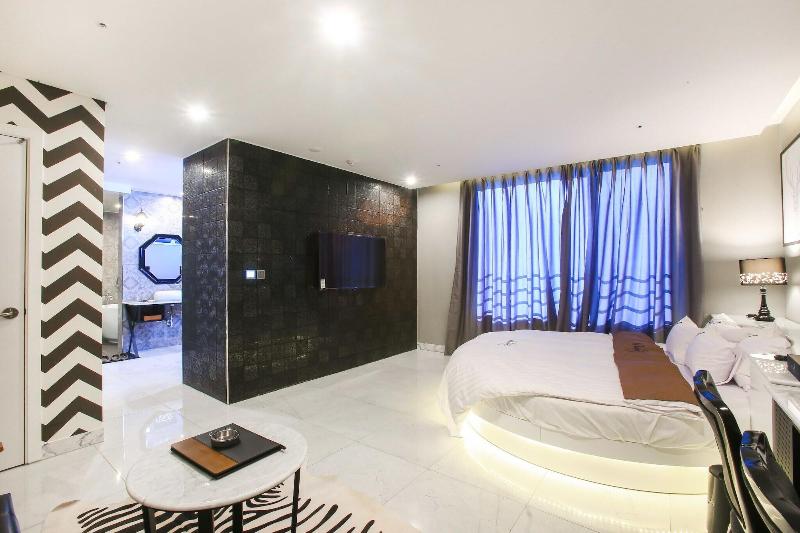 Konkuk University Boutique Nine image