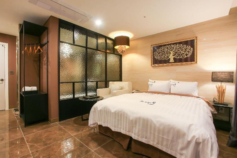 Konkuk University Boutique Nine image