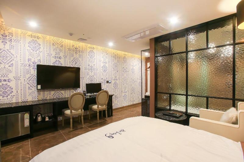 Konkuk University Boutique Nine image