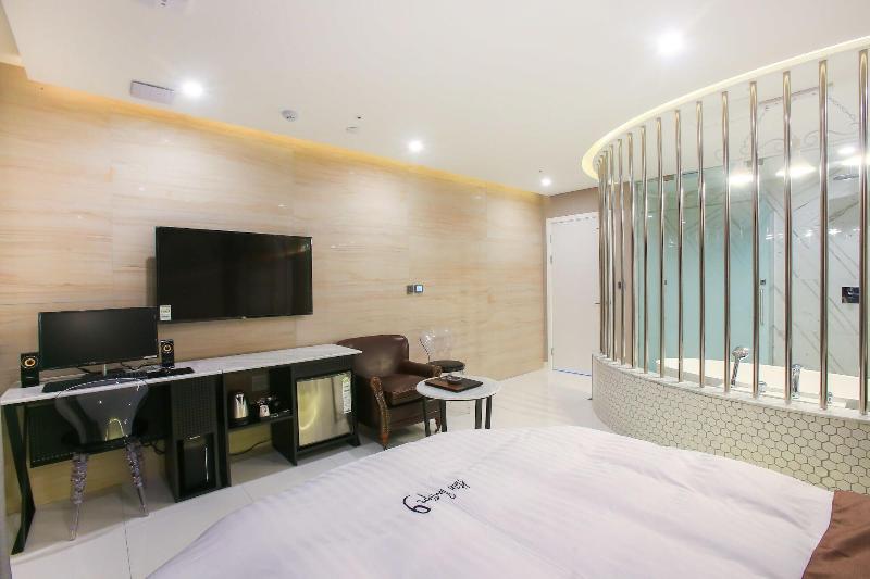 Konkuk University Boutique Nine image