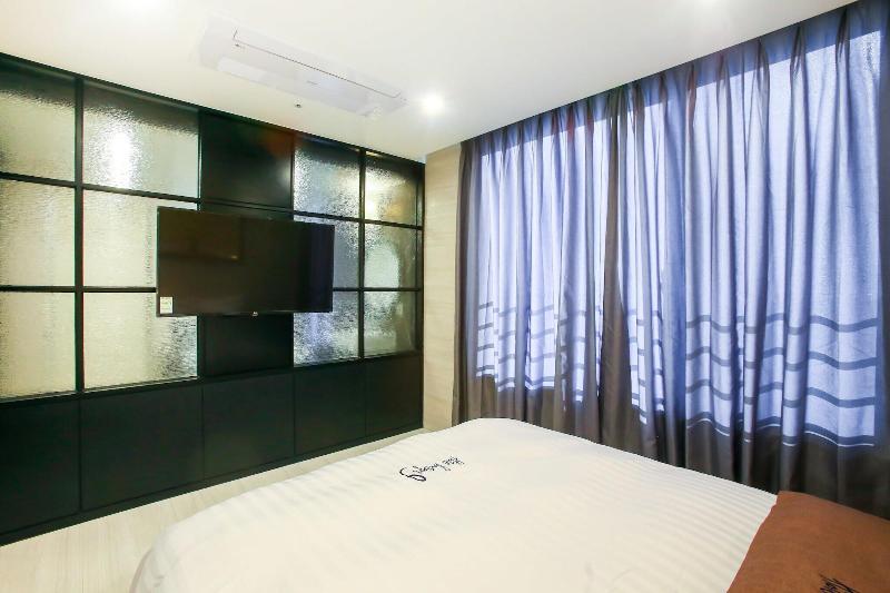 Konkuk University Boutique Nine image