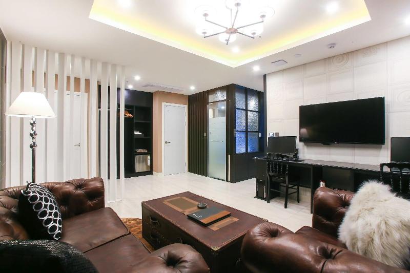 Konkuk University Boutique Nine image