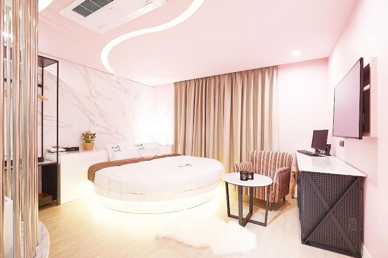 Konkuk University Boutique Nine image