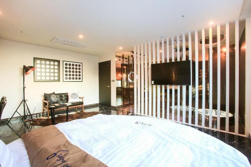 Konkuk University Boutique Nine image