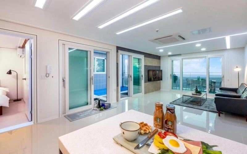 Pohang Good's Pool Villa image