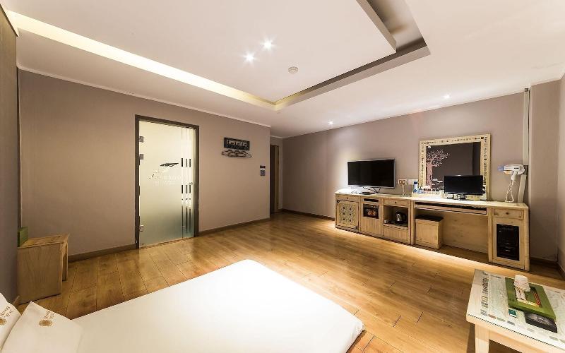 Hwaseong Wolmun Lavender Onchen Hotel image