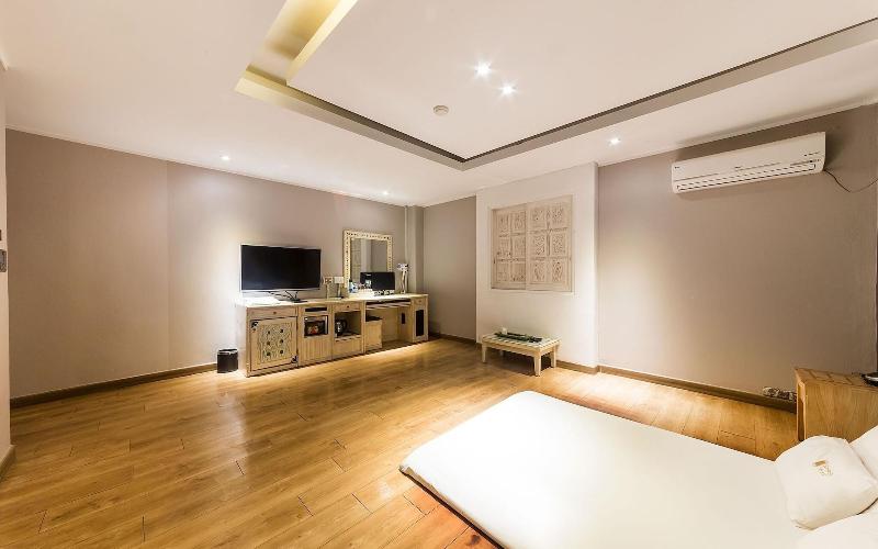 Hwaseong Wolmun Lavender Onchen Hotel image