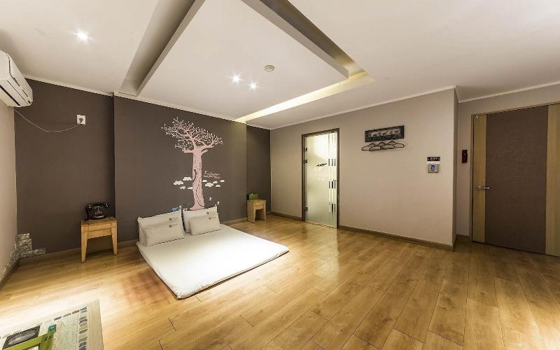 Hwaseong Wolmun Lavender Onchen Hotel image