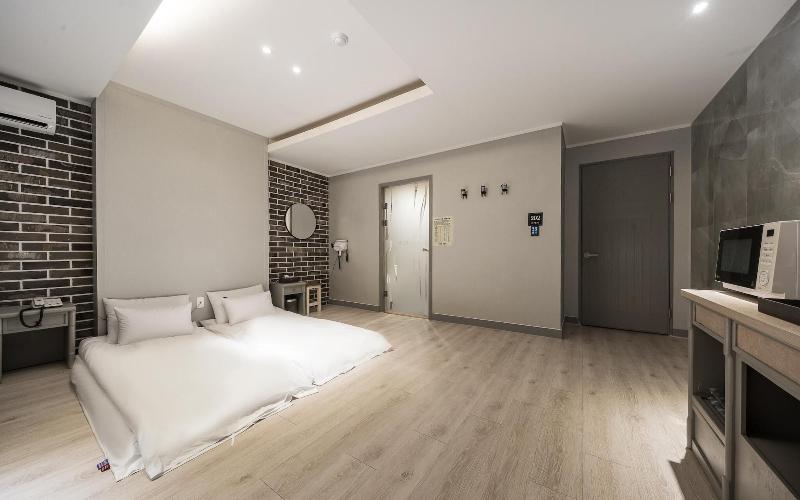 Hwaseong Wolmun Lavender Onchen Hotel image
