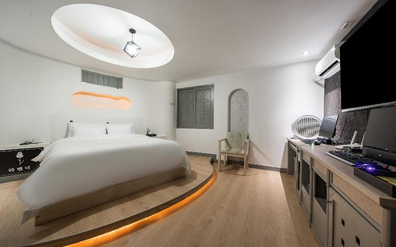 Hwaseong Wolmun Lavender Onchen Hotel image