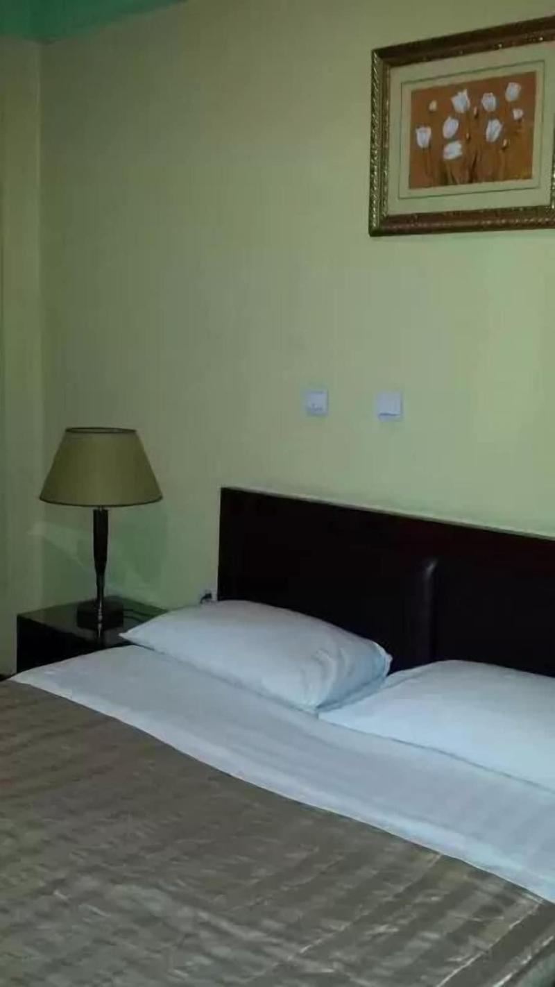 The Lions Den Hotel image