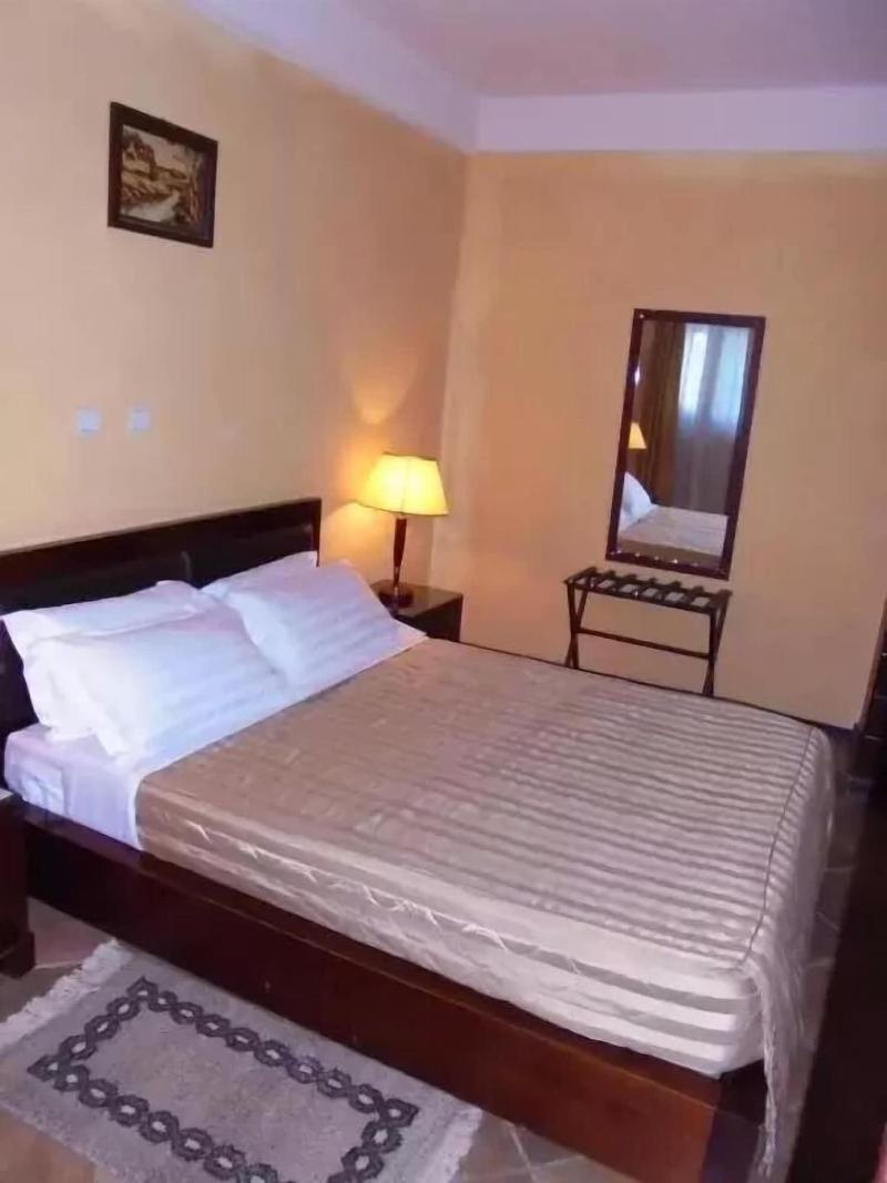 The Lions Den Hotel image