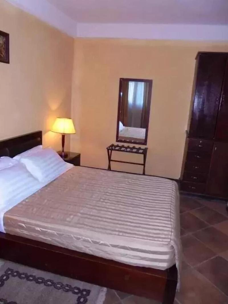 The Lions Den Hotel image