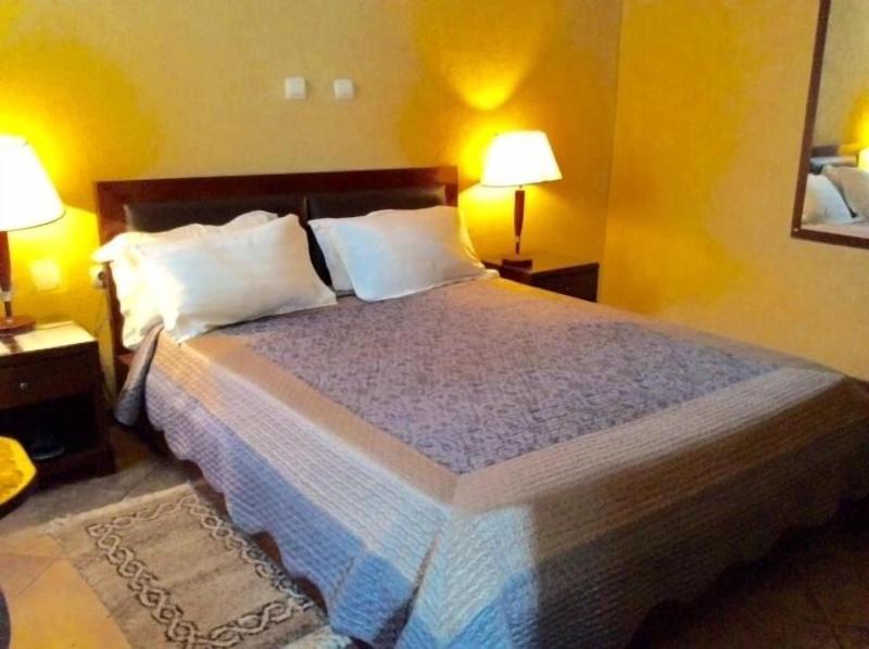 The Lions Den Hotel image