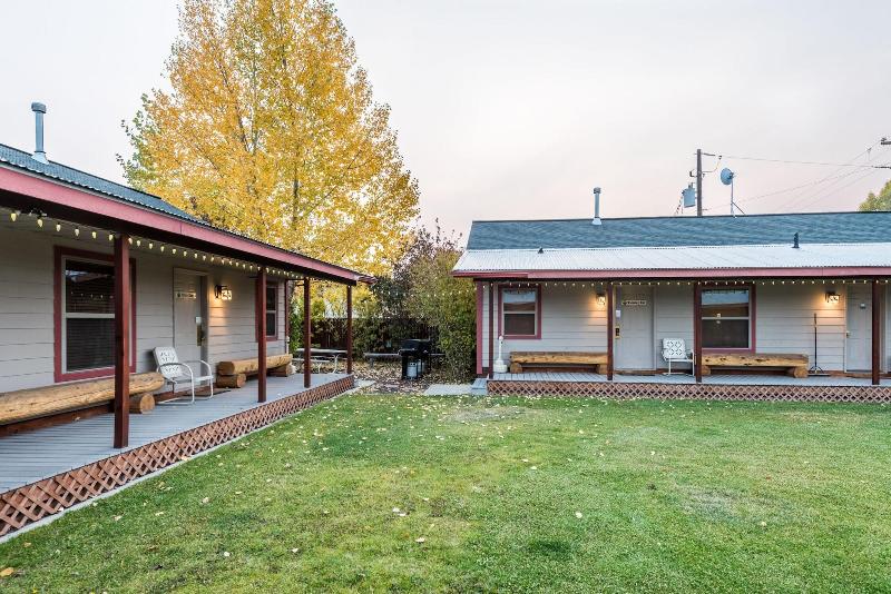 Pinedale Cozy Cabins — general view