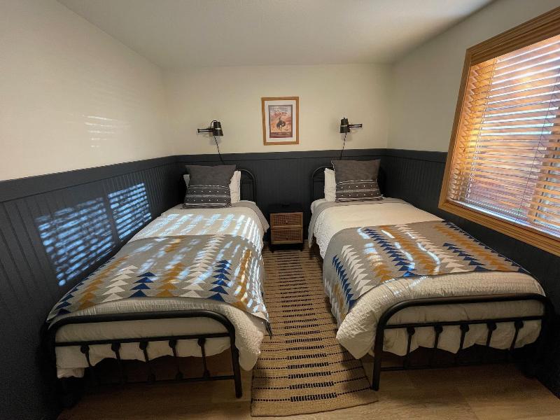 Pinedale Cozy Cabins image