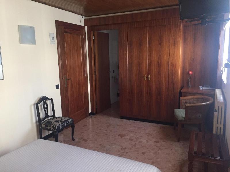Hostal Victor image