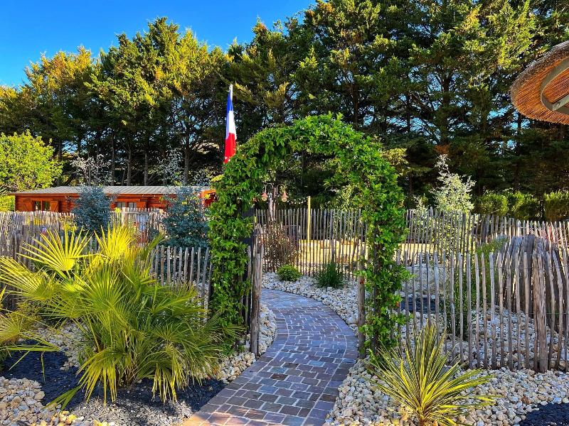 LE Petit Champigny image
