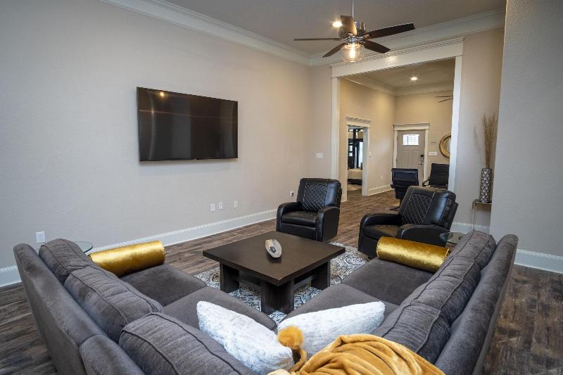 Brand NEW Large Impressive House Near Downtown! image