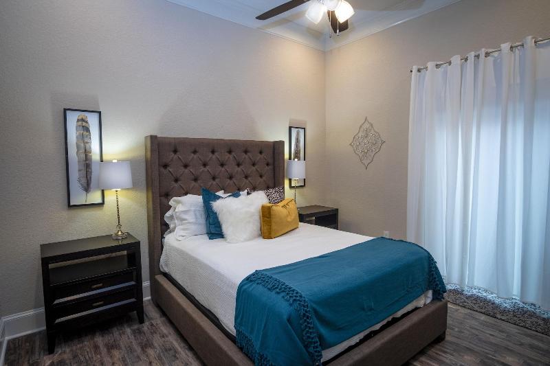 Brand NEW Large Impressive House Near Downtown! image
