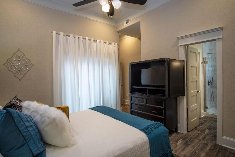 Brand NEW Large Impressive House Near Downtown! image