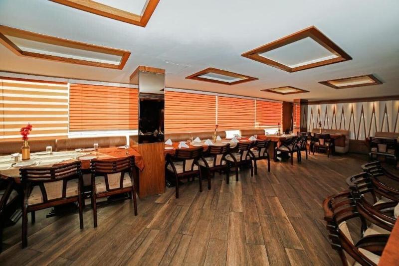 OYO 22953 Hotel Shelter