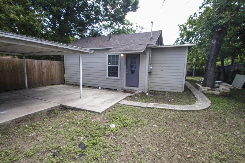 Hays St Cozy Remodeled 2br/2ba House Sleeps 8 image