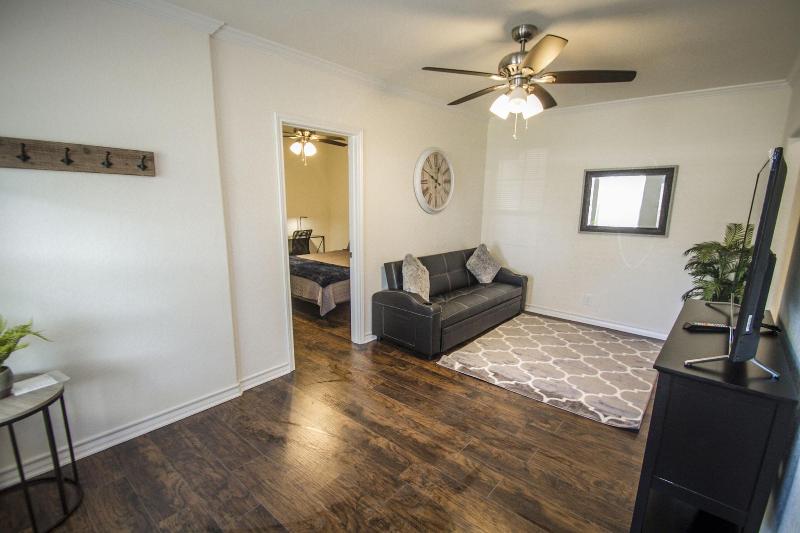 Hays St Cozy Remodeled 2br/2ba House Sleeps 8 image
