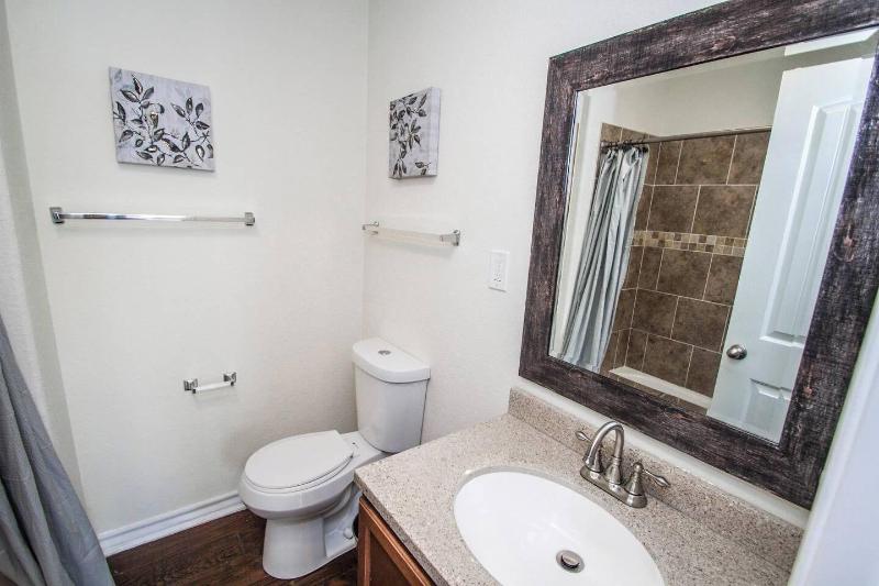 Hays St Cozy Remodeled 2br/2ba House Sleeps 8 image