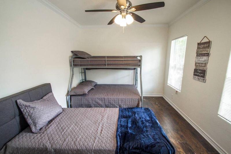 Hays St Cozy Remodeled 2br/2ba House Sleeps 8 image