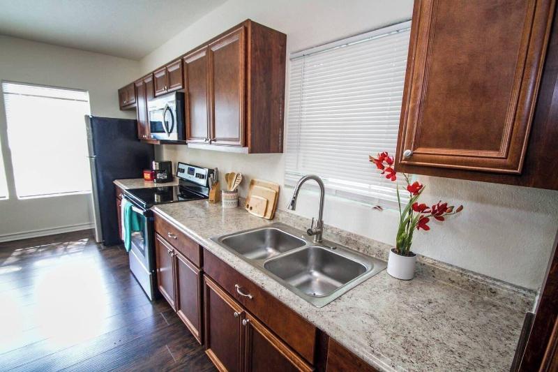 Hays St Cozy Remodeled 2br/2ba House Sleeps 8 image
