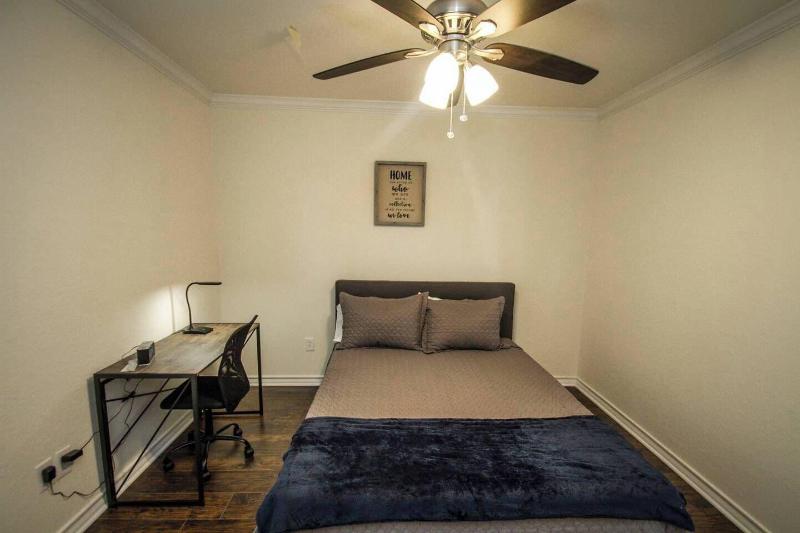 Hays St Cozy Remodeled 2br/2ba House Sleeps 8 image