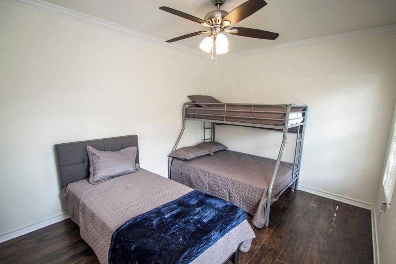 Hays St Cozy Remodeled 2br/2ba House Sleeps 8 image