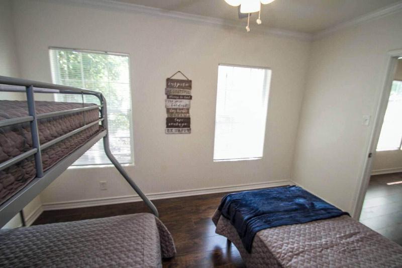 Hays St Cozy Remodeled 2br/2ba House Sleeps 8 image