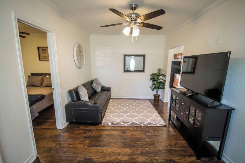 Hays St Cozy Remodeled 2br/2ba House Sleeps 8 image