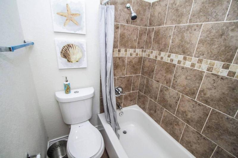 Hays St Cozy Remodeled 2br/2ba House Sleeps 8 image