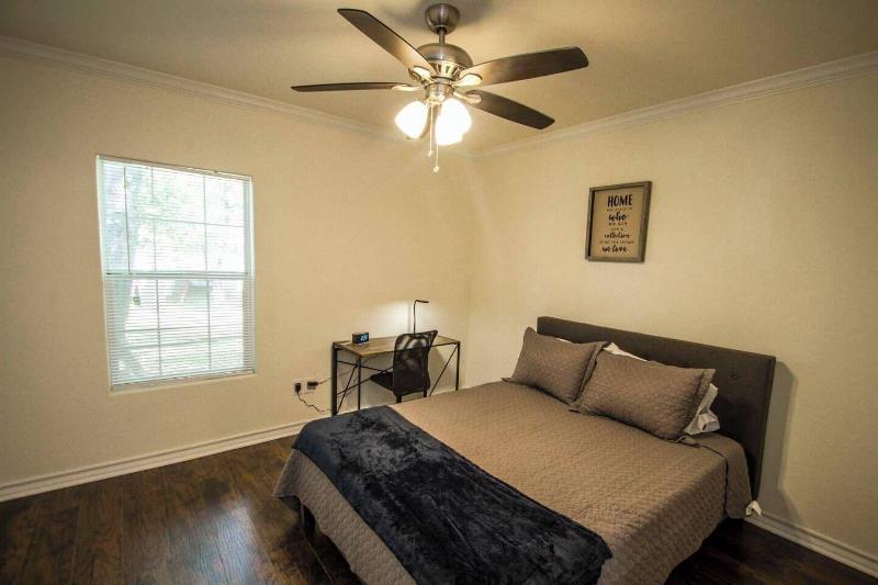 Hays St Cozy Remodeled 2br/2ba House Sleeps 8 image