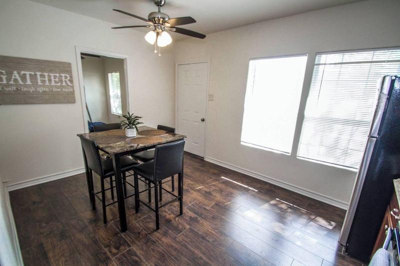 Hays St Cozy Remodeled 2br/2ba House Sleeps 8 image