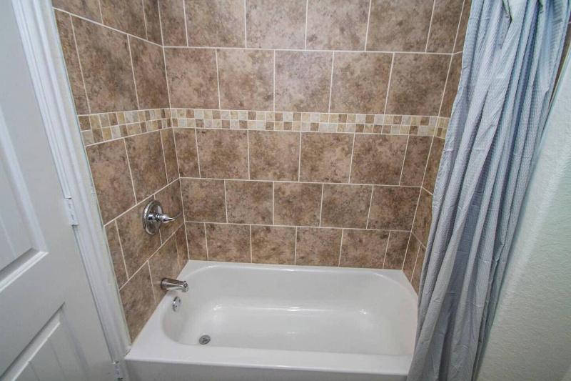 Hays St Cozy Remodeled 2br/2ba House Sleeps 8 image