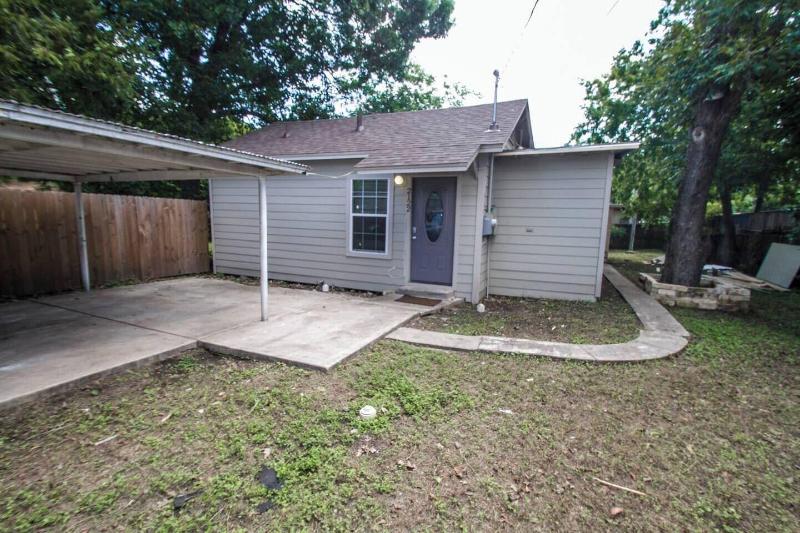 Hays St Cozy Remodeled 2br/2ba House Sleeps 8 image