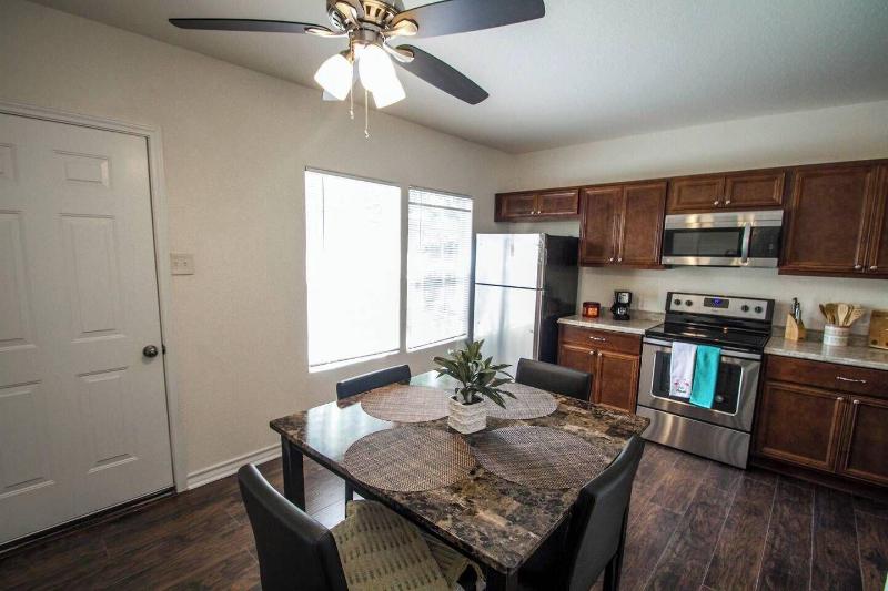 Hays St Cozy Remodeled 2br/2ba House Sleeps 8 image