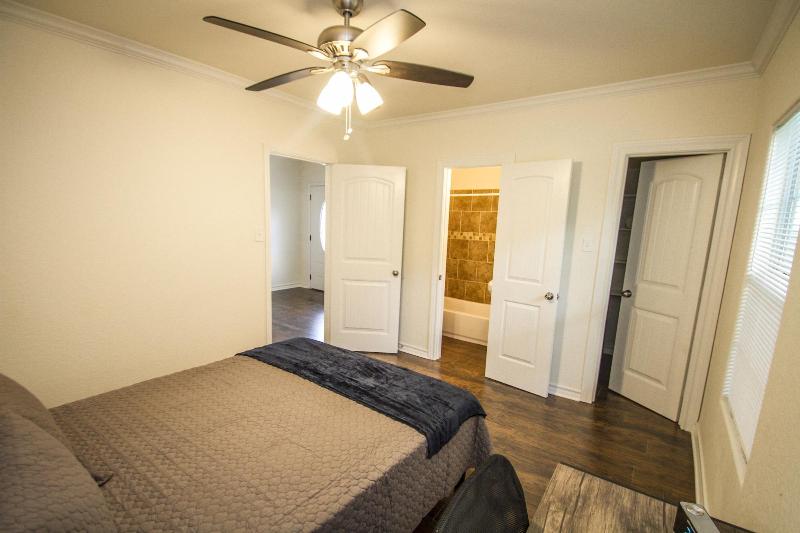 Hays St Cozy Remodeled 2br/2ba House Sleeps 8 image