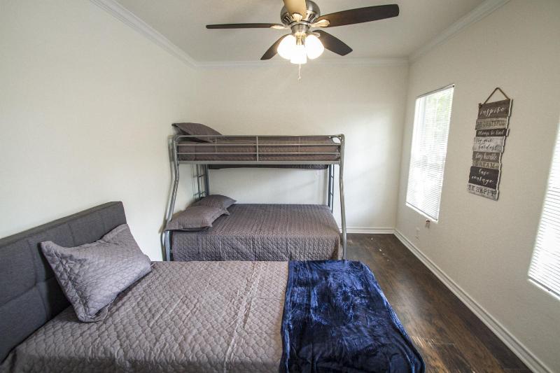 Hays St Cozy Remodeled 2br/2ba House Sleeps 8 image