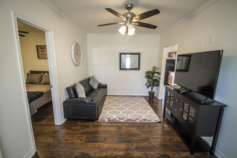 Hays St Cozy Remodeled 2br/2ba House Sleeps 8 image