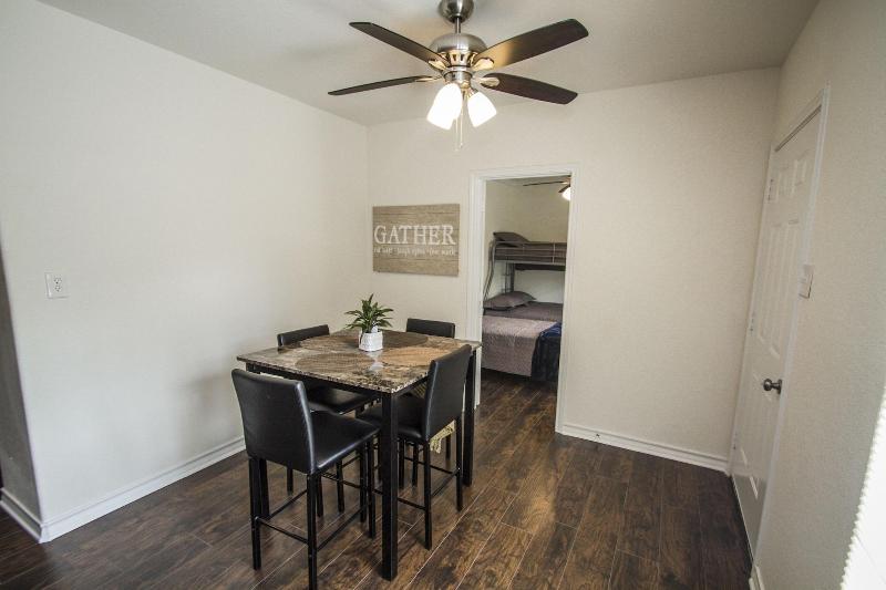 Hays St Cozy Remodeled 2br/2ba House Sleeps 8 image