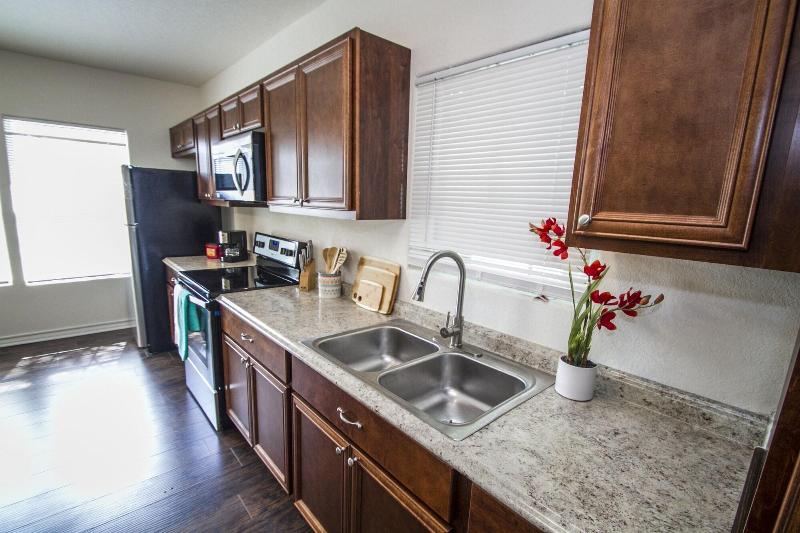 Hays St Cozy Remodeled 2br/2ba House Sleeps 8 image