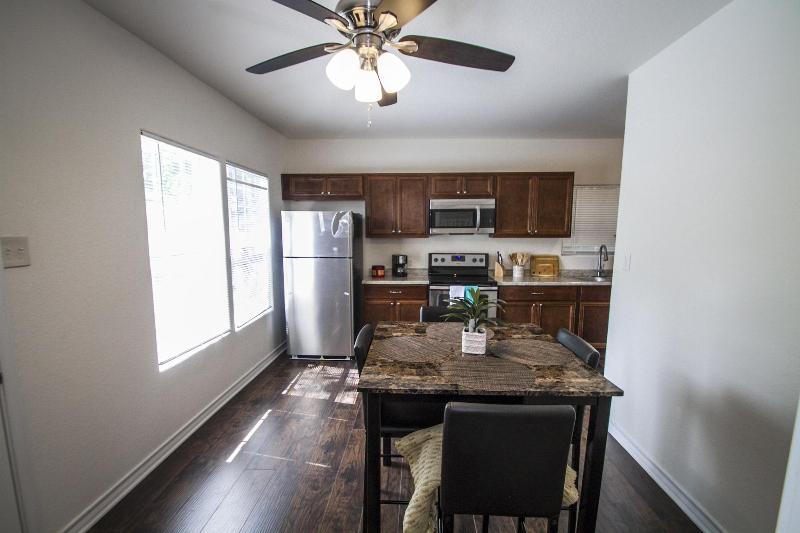 Hays St Cozy Remodeled 2br/2ba House Sleeps 8 image