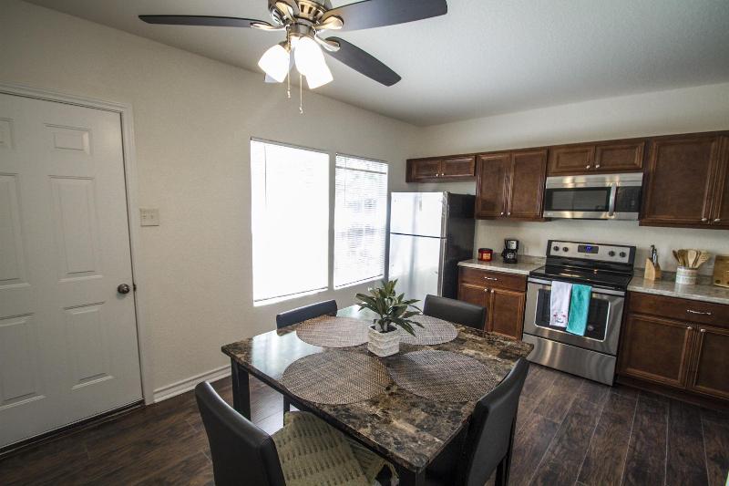 Hays St Cozy Remodeled 2br/2ba House Sleeps 8 image